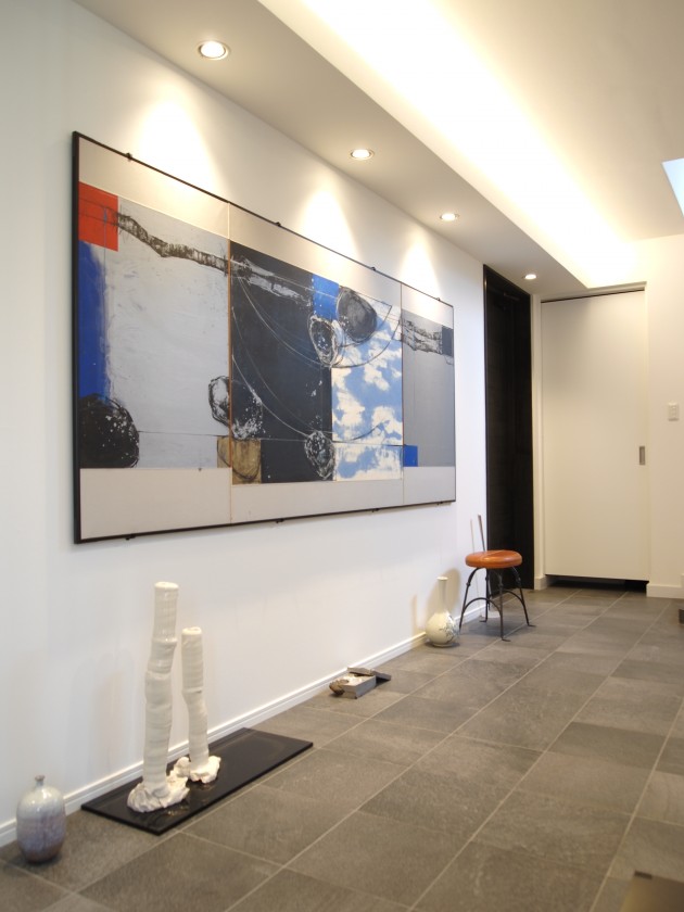 『ギャラリースペース』壁・天井に白を基調としたクロスを貼ることで、スタイリッシュかつモダンな空間を演出。