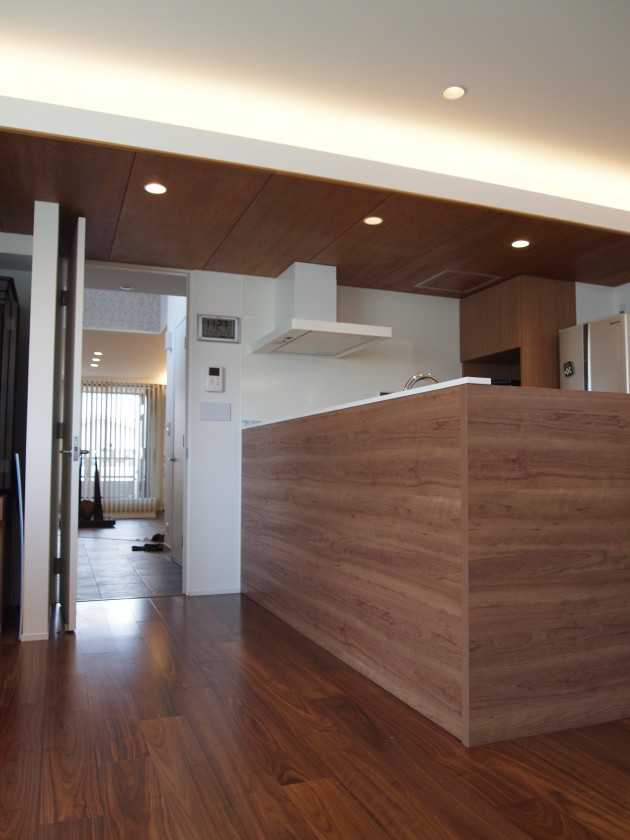 『キッチン』リビングとの天井を一体にすることで、広がりのある空間を演出。