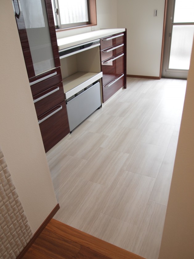 『キッチン』床はフロアタイル。下には床暖房が入っており冬場の家事も暖かです。